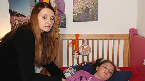 Gina R. steht am Bett ihrer Tochter Angelina. Das Mädchen ist neun Jahre alt &ndash; und ein Pflegefall.