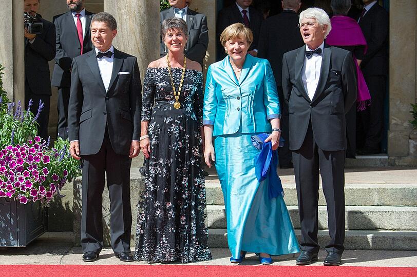 kanzlerin Angela Merkel (3. v.l.), ihr Ehemann Joachim Sauer (l), Oberbürgermeisterin Brigitte Merk-Erbe (Bayreuther Gemeinschaft) und ihr Ehemann Thomas Erbe (r).
