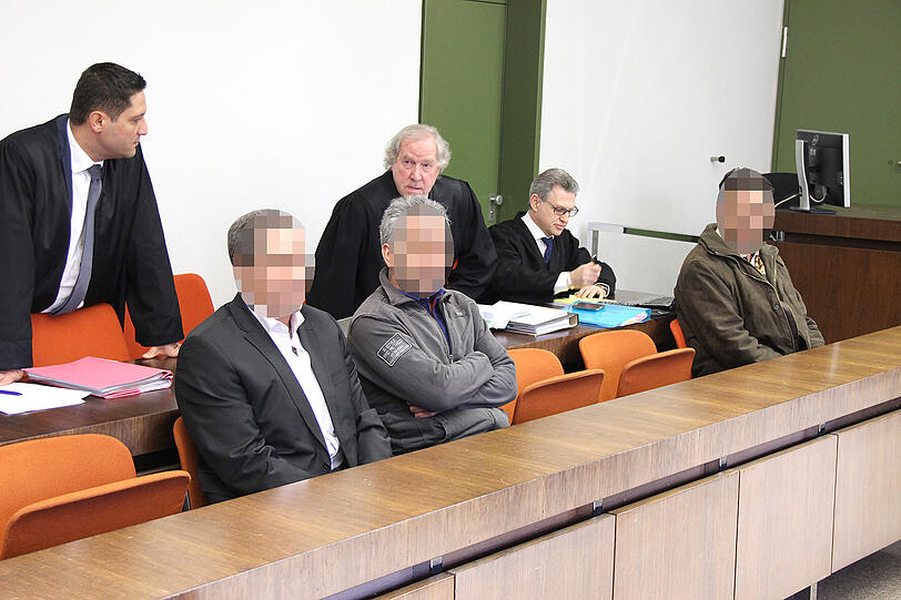 Versuchter Mord: Die drei Angeklagten. Rechts der freigesprochene Mann.