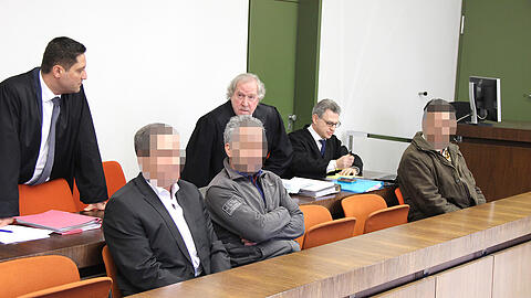 Versuchter Mord: Die drei Angeklagten. Rechts der freigesprochene Mann.