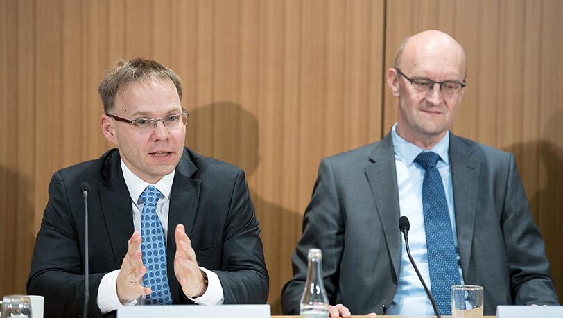 Christian Blex (l), Mitglied der Alternative für Deutschland (AfD) und Abgeordneter des Landtags von Nordrhein-Westfalen, spricht während der Pressekonferenz der Syrien-Reisegruppe der AfD. Neben ihm sitzt Frank Pasemann, Bundestagsabgeordneter und stellvertretender Schatzmeister der AfD. Die AfD hält auch nach einem Besuch ihrer Abgeordneten in Syrien an ihrer Idee fest, Flüchtlinge dorthin zurückzuschicken. Christian Blex (l), Mitglied der Alternative für Deutschland (AfD) und Abgeordneter des Landtags von Nordrhein-Westfalen, spricht während der Pressekonferenz der Syrien-Reisegruppe der AfD. Neben ihm sitzt Frank Pasemann, Bundestagsabgeordneter und stellvertretender Schatzmeister der AfD. Die AfD hält auch nach einem Besuch ihrer Abgeordneten in Syrien an ihrer Idee fest, Flüchtlinge dorthin zurückzuschicken.