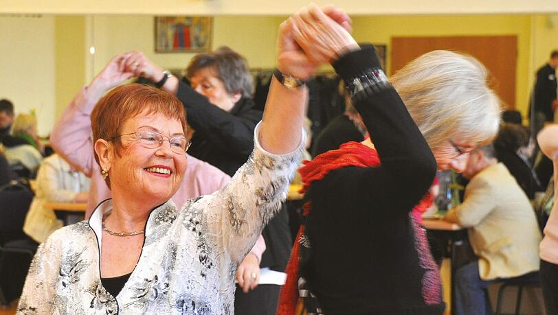 Eine kreative Tanztherapie für krebskranke Menschen wird im Viertel angeboten. Eine kreative Tanztherapie für krebskranke Menschen wird im Viertel angeboten.