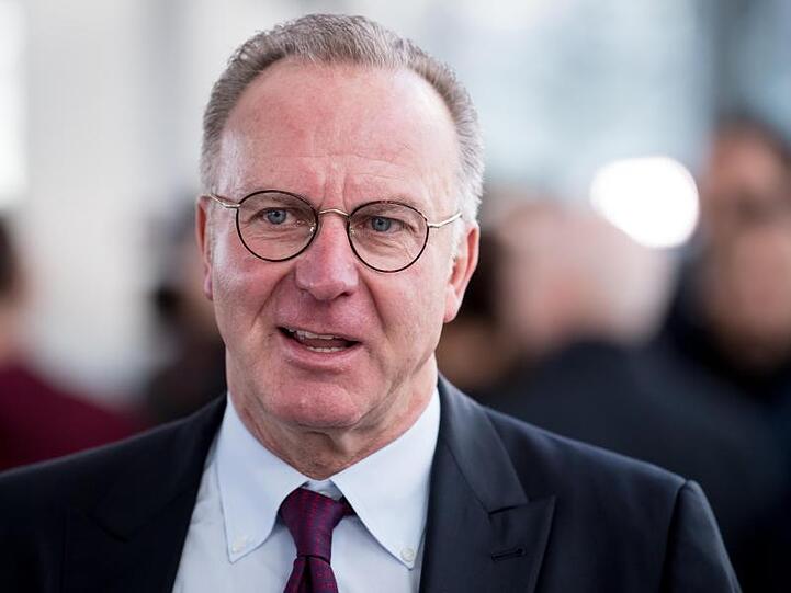 Karl-Heinz Rummenigge, Vorstandsvorsitzender der FC Bayern München AG, steht am Flughafen. Foto: Sven Hoppe/Archivbild