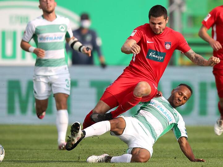 Fürths Julian Green (r) und Heidenheims Marnon Busch teilten sich mit ihren Teams die Punkte.