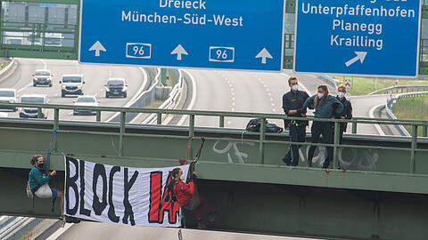 Eine Aktivistin wird an der A96 von der Polizei abgeführt.