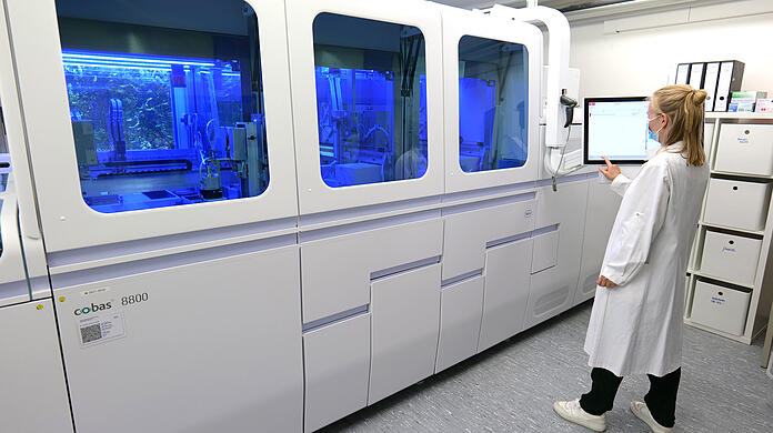 Im Labor Staber lag der Fokus während der Pandemie auf Corona-PCR-Tests. Hier: eine Mitarbeiterin in einem DNA-Labor.