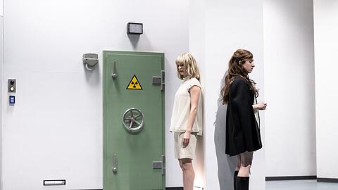 Linda Blümchen (Ismene, links) und Vassilissa Reznikoff (Antigone).