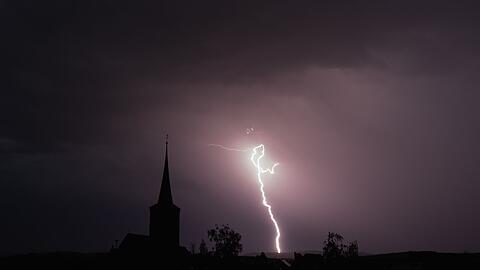 Blitze entladen sich aus einer Gewitterwolke.