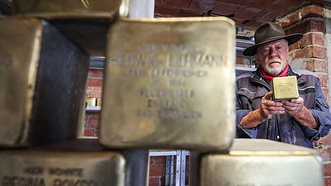 Künstler Gunter Demnig arbeitet in seiner Werkstatt an "Stolpersteinen".