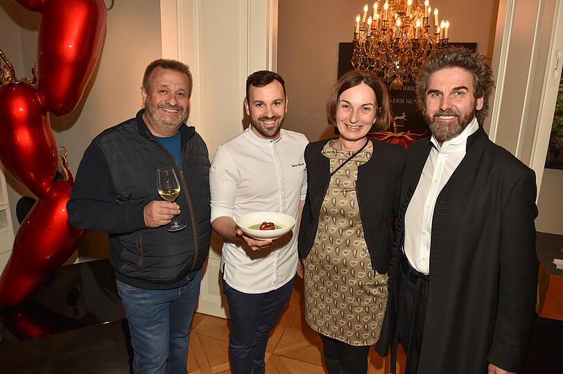 Natürlich ist auch der Künstler anwesend: Erich Stekovics und Frau Priska, Kevin Micheli und Künstler Hermann Nachbaur