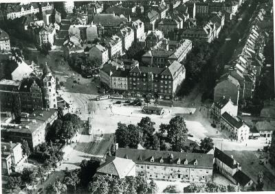 Blick über den Rotkreuzplatz im Jahr 1935, links im Bild ist der Turmbau der Winthir-Apotheke zu sehen.