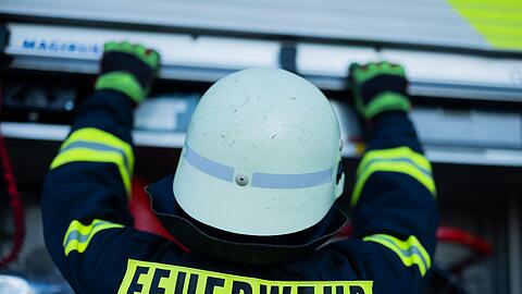 Einsatz für die Rettungskräfte: In der Oberpfalz wurden am Mittag mehrere Dächer abgedeckt. (Symbolbild)