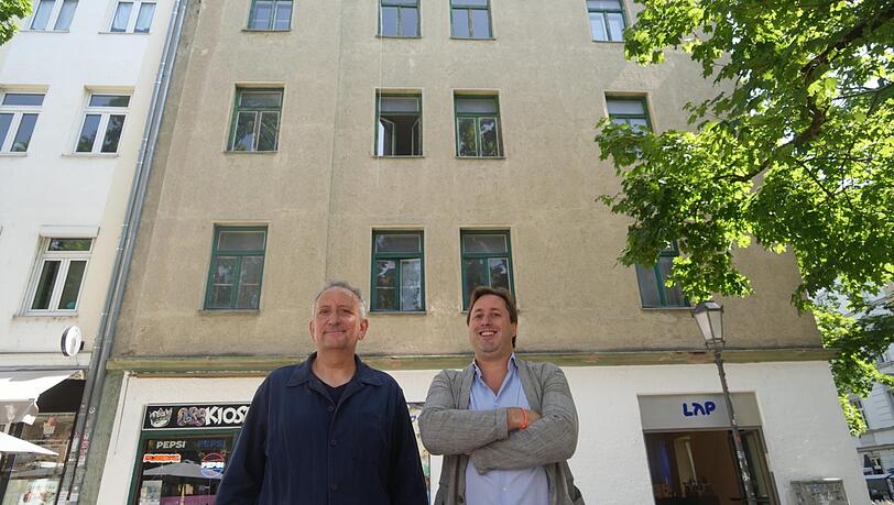 Diese beiden Münchner haben das Eckhaus gekauft: der Zeitschriftenverleger Tom Reuter (l.) und Hausverwalter Fabian Aschenbrenner. Sie wollen selber einziehen - und möglichst nette Nachbarn haben. Diese beiden Münchner haben das Eckhaus gekauft: der Zeitschriftenverleger Tom Reuter (l.) und Hausverwalter Fabian Aschenbrenner. Sie wollen selber einziehen - und möglichst nette Nachbarn haben.