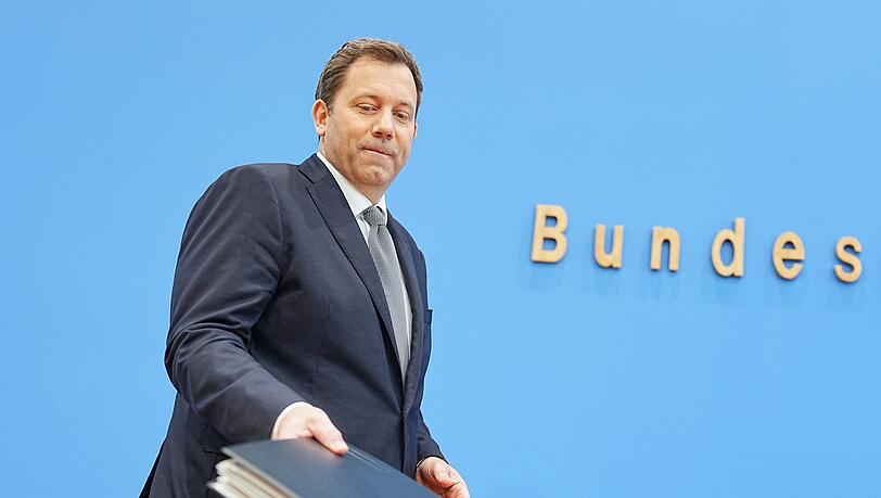 Die Haushaltspläne des Ministers sind umstritten. Die Haushaltspläne des Ministers sind umstritten.