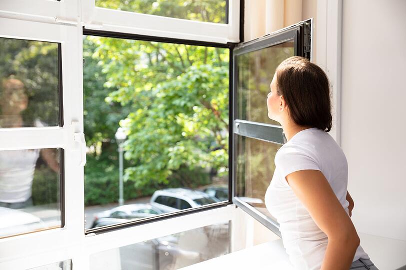 Sollte der Dunstabzug au&szlig;er Betrieb oder nicht leistungsf&auml;hig genug sein, so m&uuml;ssen unbedingt die Fenster ge&ouml;ffnet werden w&auml;hrend des Kochens. Generell gilt: L&uuml;ften nach dem Kochen! &Ouml;ffnen Sie unmittelbar nach dem Kochvorgang alle Fenster in der K&uuml;che und in angrenzenden Zimmern vollst&auml;ndig, um Ger&uuml;che effektiv nach drau&szlig;en zu bef&ouml;rdern.