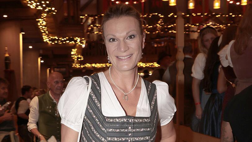 Maria Riesch ist ein großer Fan der Wiesn und hat das Festgelände noch ein letztes Mal für 2026 besucht. Maria Riesch ist ein großer Fan der Wiesn und hat das Festgelände noch ein letztes Mal für 2026 besucht.