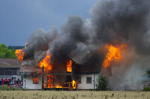 Als die Feuerwehr anrückte, stand das Haus in Dippoldsberg schon in hellen Flammen.