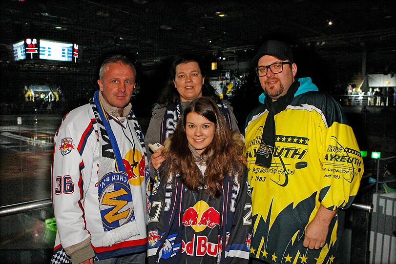 EHC-Edelfan Manfred Kiemer (l.) mit Sabine Utz-Gerbl, der Mutter des kranken Lennard, ihrer Tochter und Matthias Mörtl von Ostkurve Bayreuth.