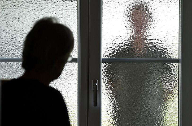 Etwa zwölf Prozent aller Menschen in Deutschland werden mindestens einmal im Leben gestalkt. Foto: Angelika Warmuth/Symbolbild