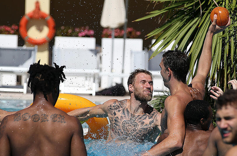 Für Abkühlung ist auf jeden Fall gesorgt - egal ob beim Wasserball oder der Gymnastik.