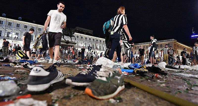 Juventus Fans verlassen den San Carlo Platz nach dem Ende der Übertragung des Champions League Finales in Turin, Italien, am 03.06.2017. In Turin ist beim Public Viewing während des Champions-League-Finals zwischen Juventus Turin und Real Madrid nach Medienberichten Panik ausgebrochen. Zahlreiche Fans des italienischen Clubs seien am Samstagabend von dem zentralen Platz San Carlo weggerannt, berichtete die italienische Nachrichtenagentur Ansa.