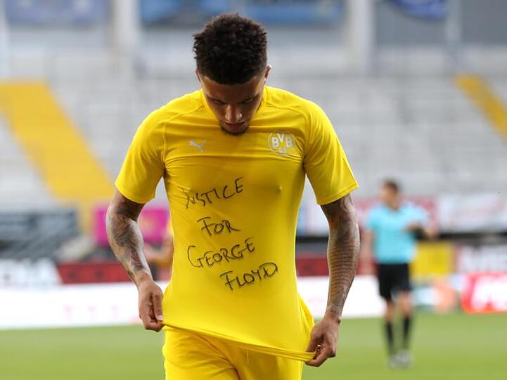 Dortmunds Jadon Sancho zeigt nach seinem ersten Tor gegen Paderborn ein Shirt mit dem Schriftzug "Justice for George Floyd".