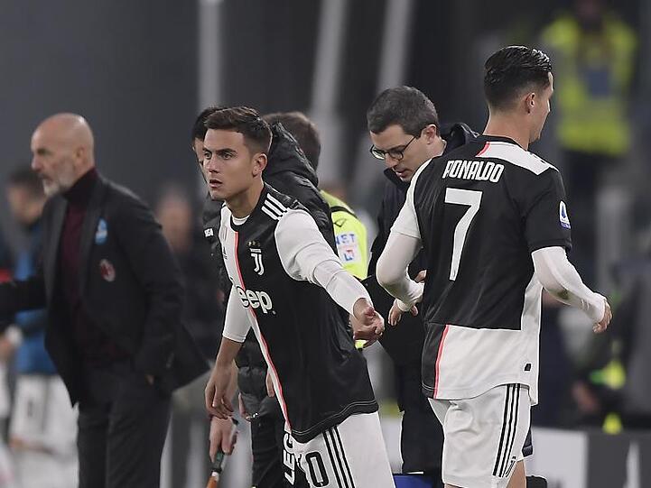Juves Superstar Cristiano Ronaldo (r) verstand seine Auswechslung nicht.