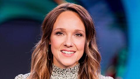 Carolin Kebekus, Komikerin, Schauspielerin und Fernsehmoderatorin, lächelt.