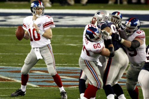 Eli Mannings, Quarterback der New York Giants, holt zu einem Pass aus