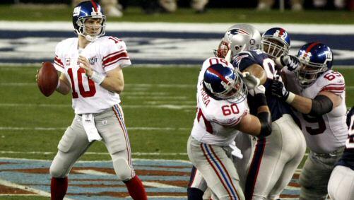 Eli Mannings, Quarterback der New York Giants, holt zu einem Pass aus Eli Mannings, Quarterback der New York Giants, holt zu einem Pass aus