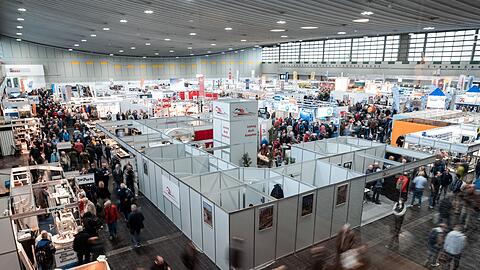 Besucher laufen durch die Messehalle. Die Besuchermesse Intermodellbau öffnet ihre Tore in Dortmund.