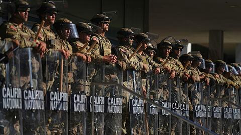 Die Soldaten der kalifornischen Nationalgarde treffen nach und nach ein und sollen nach Trumps Willen so lange in der Stadt bleiben, bis es keine Gefahr mehr gebe.