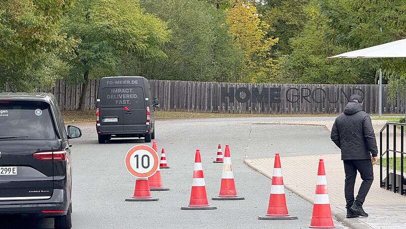 Treffpunkt Franken: Der erkrankte Nick Woltemade saß in keinem der Kleinbusse, die in Herzogenaurach vorfuhren.