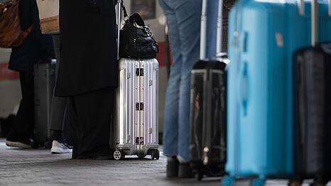 &Uuml;ber Lautsprecher werden Reisende immer wieder sensibilisiert, ihr Gep&auml;ck vor Dieben zu sch&uuml;tzen. (Illustration)