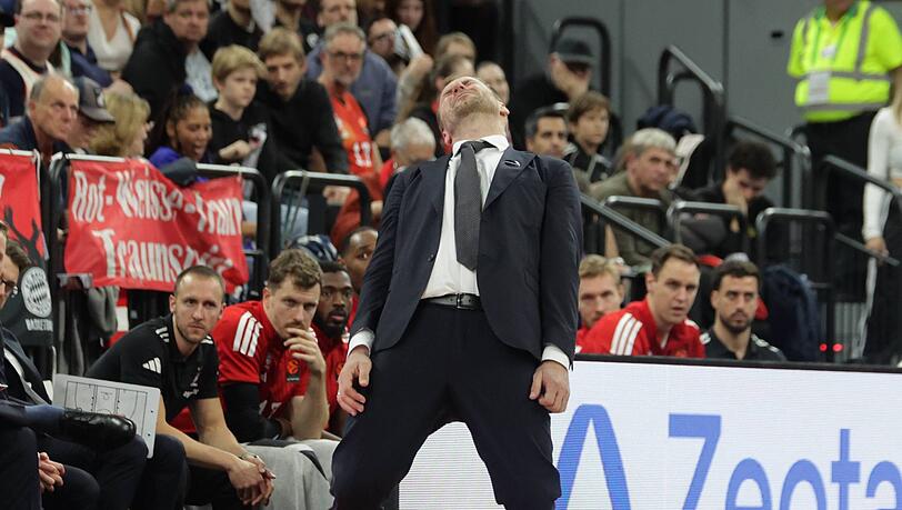 Ein sichtlich frustrierter Anton Gavel an der Seitenlinie: Nach der defensiven Bankrotterkl&auml;rung gegen Dubai &uuml;bernimmt der Bayern-Trainer &ouml;ffentlich die Verantwortung f&uuml;r die Euroleague-Krise.
