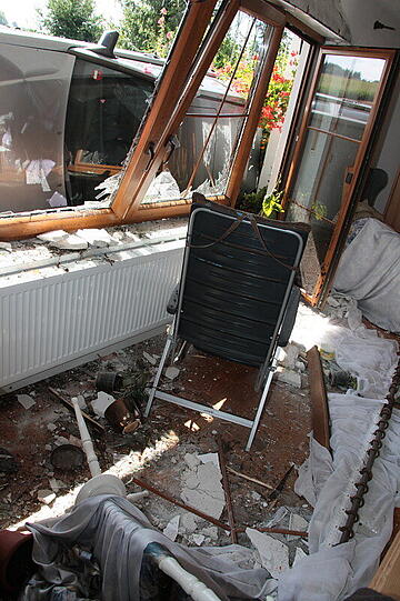 Mühldorf am Inn: Hier fliegt ein Mercedes gegen ein Haus - Bilder - Abendzeitung München