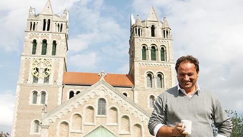 Rainer Maria Schießler vor der Kirche St. Maximilian &ndash; sie hat am Sonntag Namenstag, der Pfarrer hingegen hat heute Geburtstag.