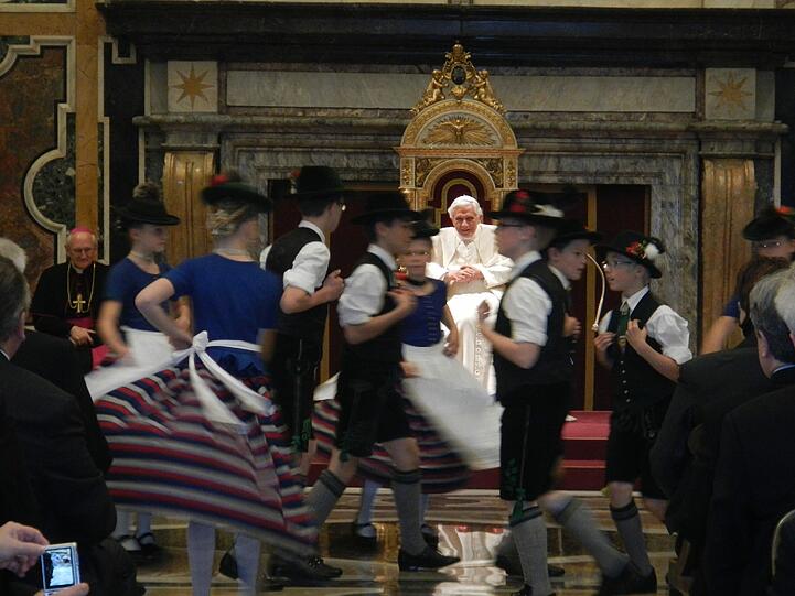 Eine bayerische Delegation besucht den Papst und gratuliert zum Geburtstag. Die AZ war für Sie in Rom. Die Bilder.