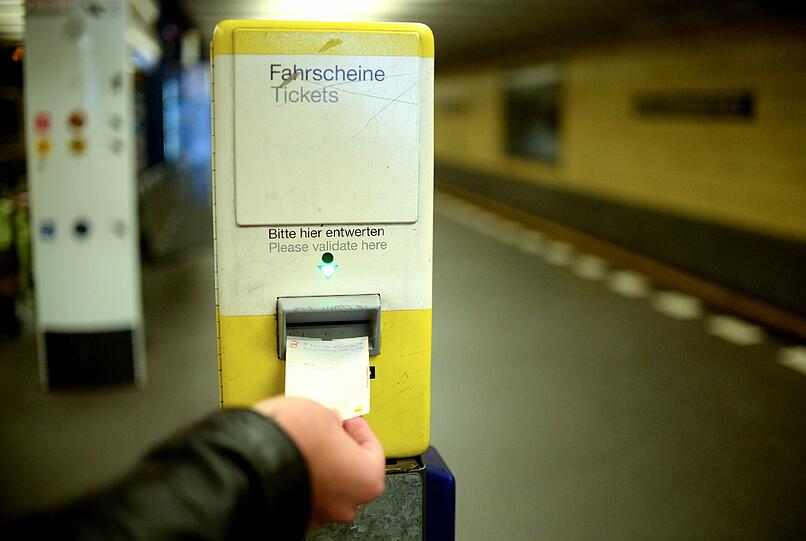 Fahrpreiserhöhung auch in München: Kurz vor dem Jahreswechsel müssen Fahrgäste der Verkehrsverbunde wieder tiefer in die Taschen greifen.