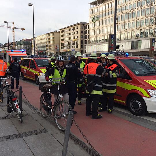 Einsatzkräfte der Feuerwehr sperren das Zwischengeschoss am Stachus ab. Wegen einer Oberleitungsstörung ist die S-Bahn-Stammstrecke derzeit gesperrt. Die Bilder vom Einsatz.