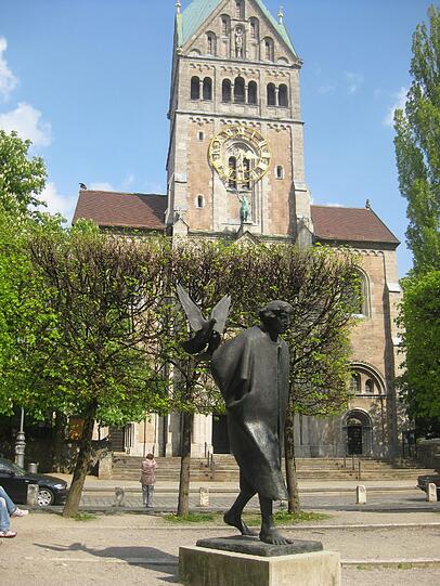 Auf dem Rücken von der Franzikus-Statue hat sich ein Vogel abgesetzt.