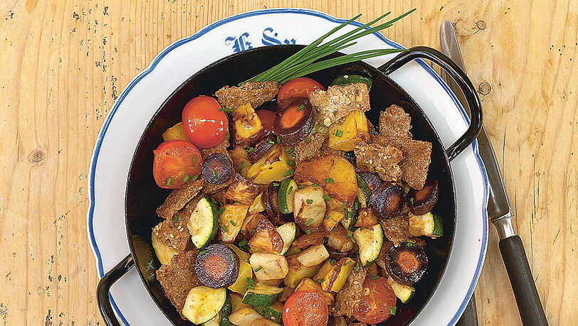 Knäckebrot-Gröstl: Ein Rezept aus dem Buch "Bayerisch Veggie". Knäckebrot-Gröstl: Ein Rezept aus dem Buch "Bayerisch Veggie".