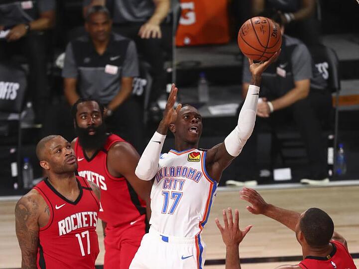 Zeigte beim Spiel gegen die Houston Rockets eine reife Leistung: Dennis Schröder (M) von den Oklahoma City Thunder.