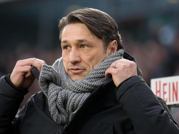 Niko Kovac rückt seinen Schal zurecht. Foto: Julian Stratenschulte/Archiv