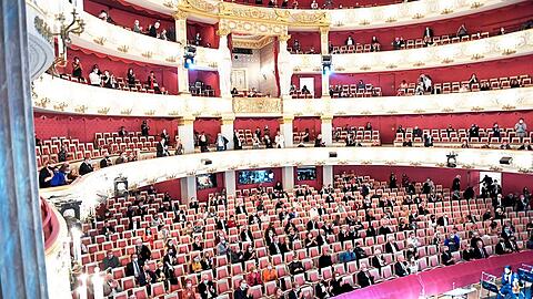 Es ist zu befürchten, dass es bald wieder weniger Zuschauer werden: 500 Besucher Anfang September im Nationaltheater bei der Premiere von "7 Deaths of Maria Callas" von Marina Abramoviæ.