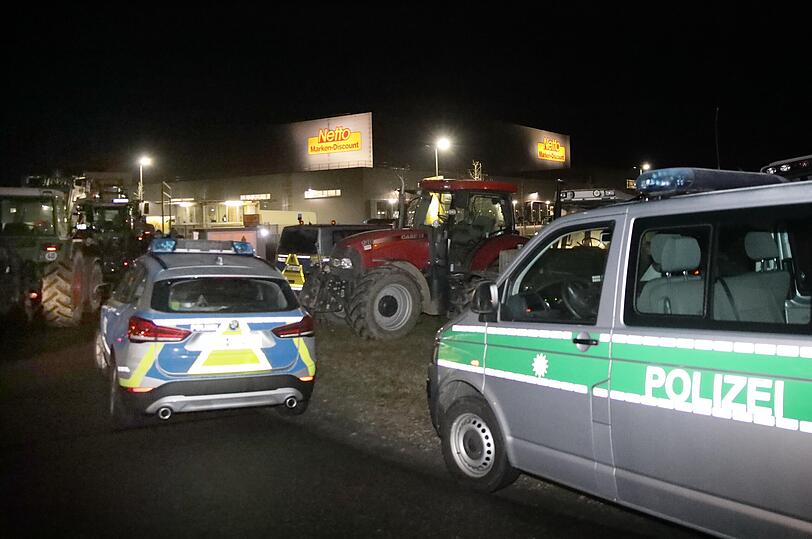 Viele Fahrzeuge standen in und vor der Zufahrt des Logistikzentrums,  einigeTraktoren fuhren auch sehr langsam auf der Staatsstraße hin und her.