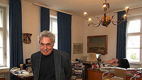 Das Münchner Kindl an der Wand und neben der Schreibtischlampe steht König Ludwig I. &ndash; Richard Bauer in seinem Büro.