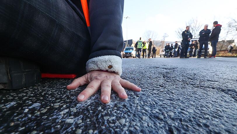 Festgeklebt auf der Straße: "Auch robuste Blockadeaktionen fallen unter das Versammlungsrecht."