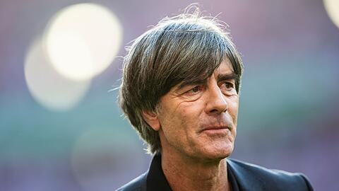 Joachim Löw, ehemaliger Bundestrainer steht vor einem Spiel im Stadion.