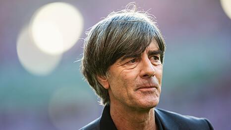 Joachim Löw, ehemaliger Bundestrainer steht vor einem Spiel im Stadion.